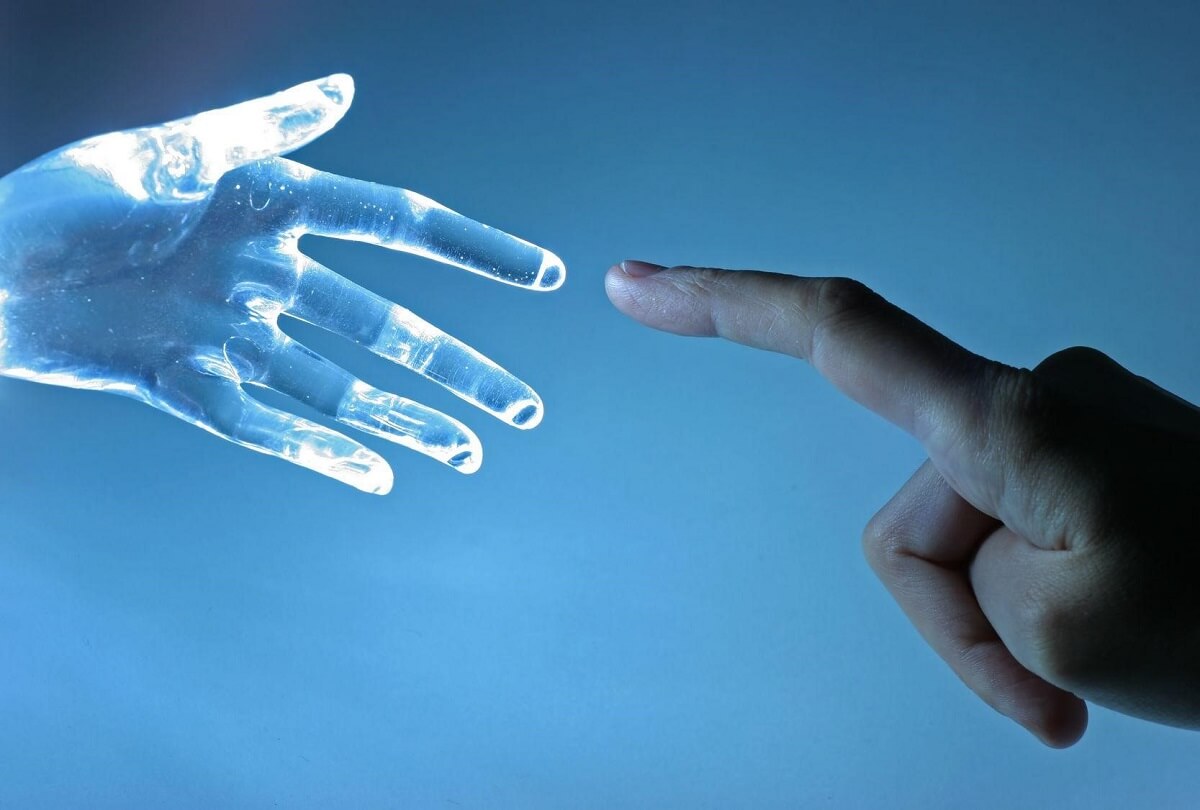 دست انسان دراز شده به سوی دستی از تکنولوژی به شکل خدا گانه